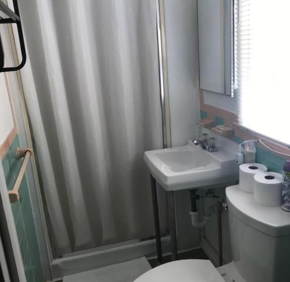 エコノミールーム, Evergreen Motel