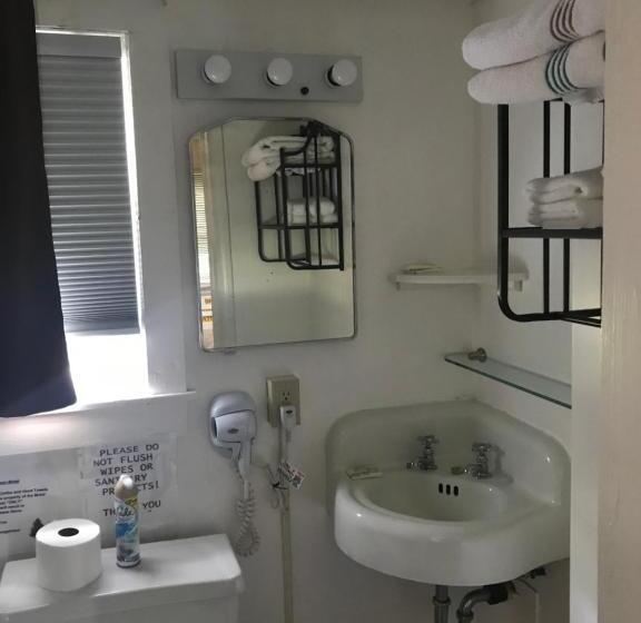 エコノミールーム, Evergreen Motel