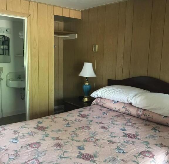 エコノミールーム, Evergreen Motel