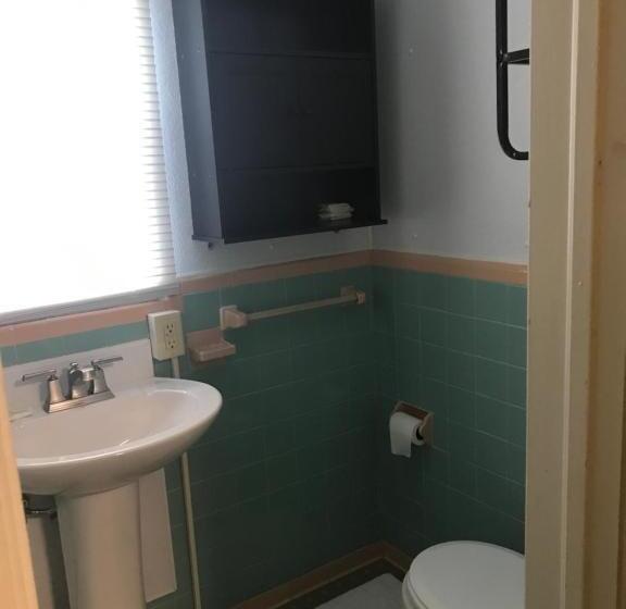 スタンダードルーム, Evergreen Motel