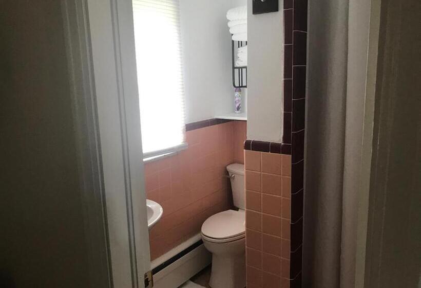 デラックスルーム, Evergreen Motel