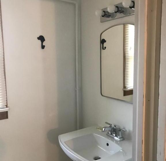 デラックスルーム, Evergreen Motel