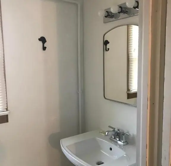 デラックスルーム, Evergreen Motel