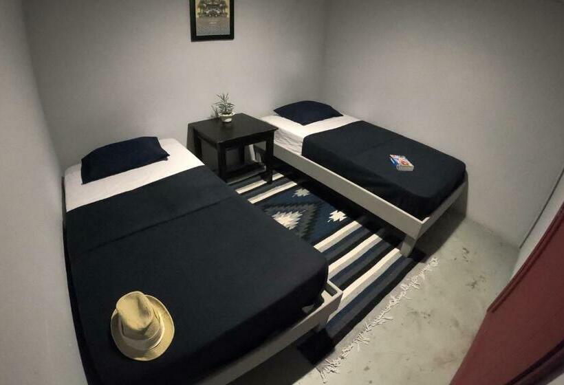 חדר אקונומי, Hostel Auikyani