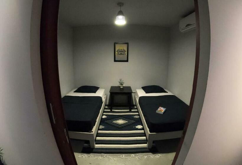 اتاق اکونومی, Hostel Auikyani