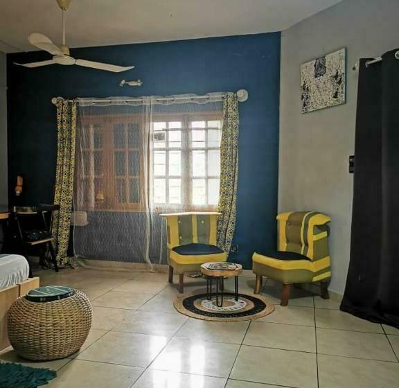 اتاق لوکس با تخت بزرگ, La Maison De Canelya