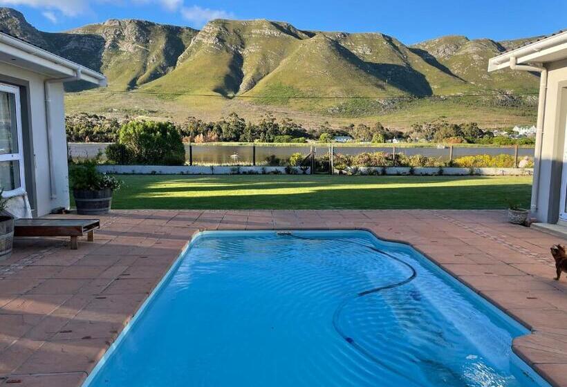 سوئیت با وان آب گرم, Bird's View