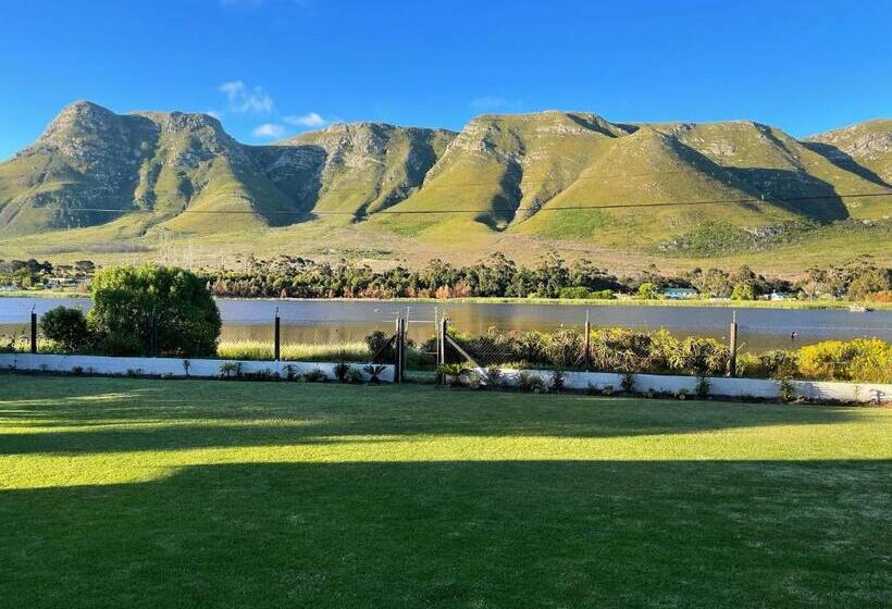 سوئیت با وان آب گرم, Bird's View