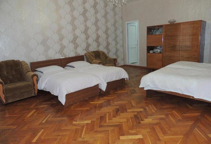 اتاق استاندارد چهار تخته, Blue Guesthouse