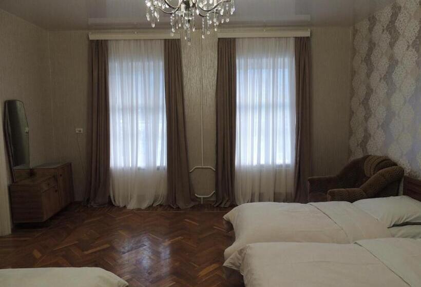 اتاق استاندارد چهار تخته, Blue Guesthouse
