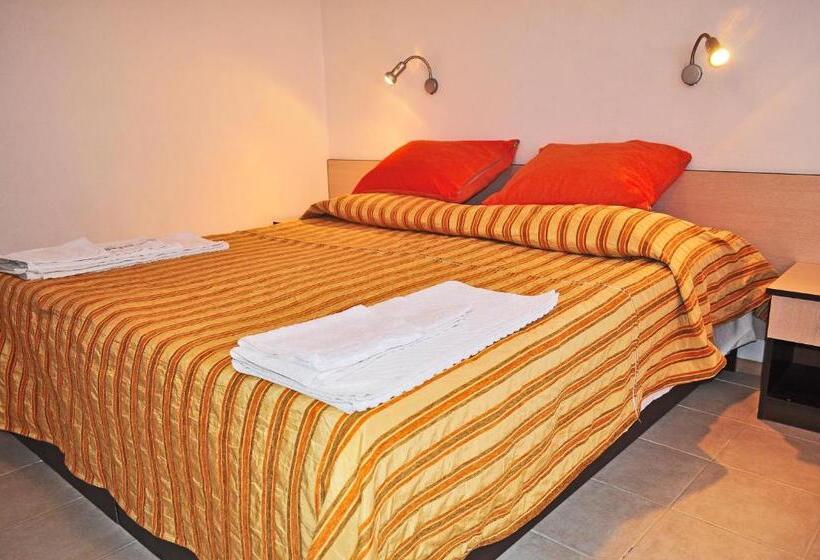 غرفة قياسية, Family Hotel Daf