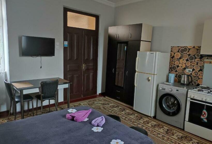 اتاق لوکس با بالکن, Guest House Koba