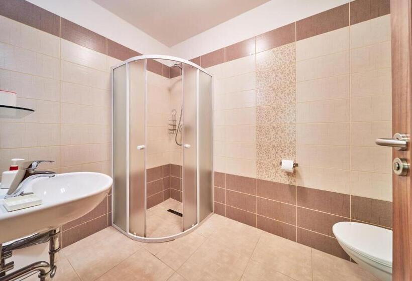 جناح, Pension Adrie