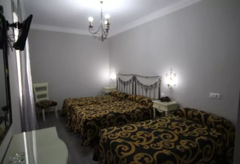 اتاق استاندارد چهار تخته, Hostal Roma
