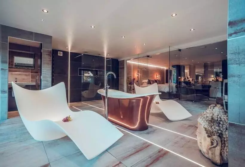 Suite Deluxe, Aphrodites Group
