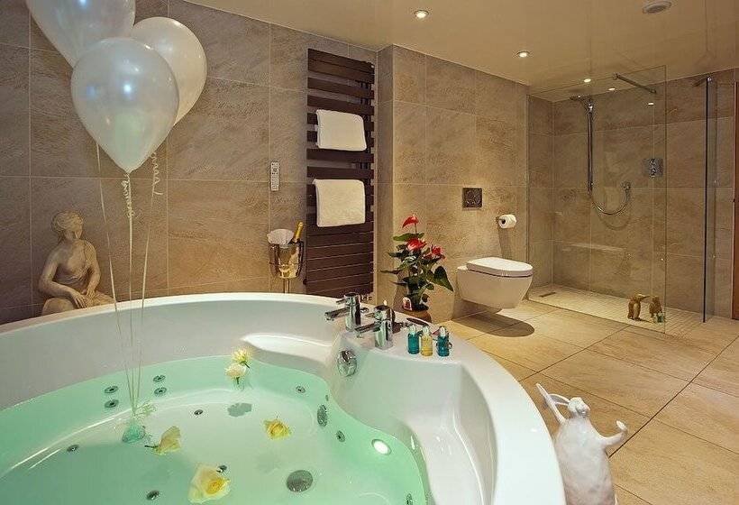 חדר דלוקס, Aphrodites Group