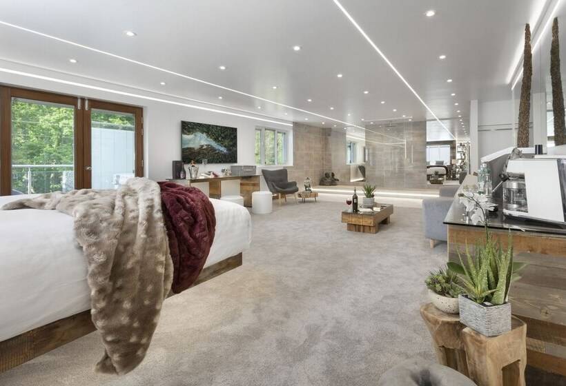 חדר סופריור, Aphrodites Group