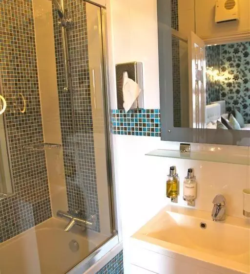 اتاق استاندارد سه نفره, Crompton Guest House