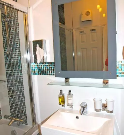 اتاق استاندارد سه نفره, Crompton Guest House