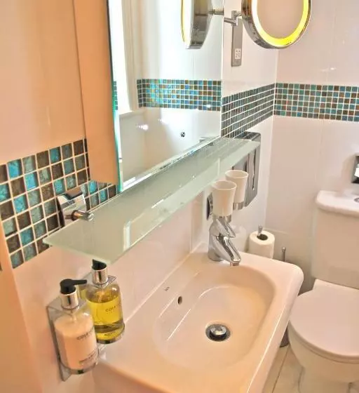اتاق خانوادگی, Crompton Guest House