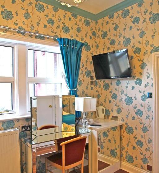 חדר משפחתי, Crompton Guest House