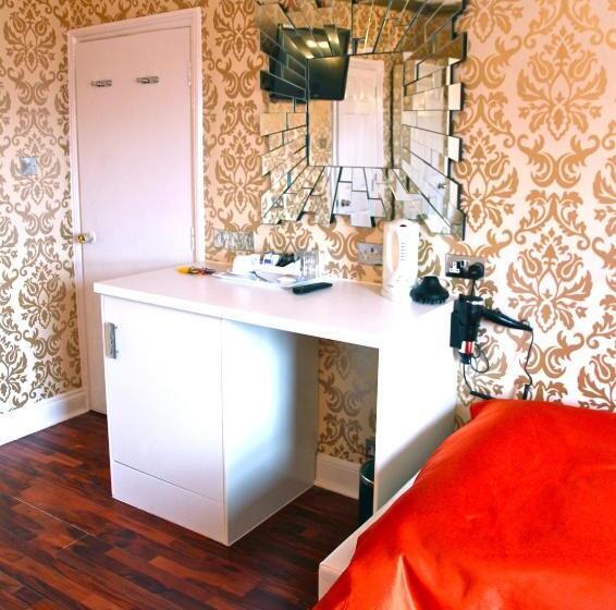 חדר משפחתי, Crompton Guest House