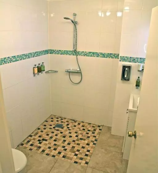 استودیوی استاندارد, Crompton Guest House