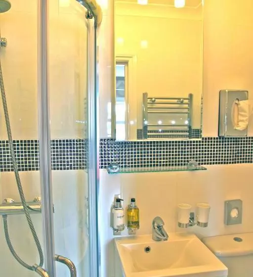 استودیوی استاندارد, Crompton Guest House