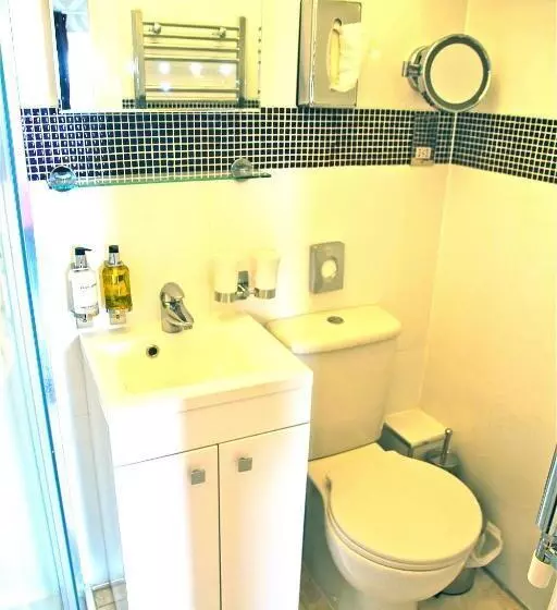 استودیوی استاندارد, Crompton Guest House