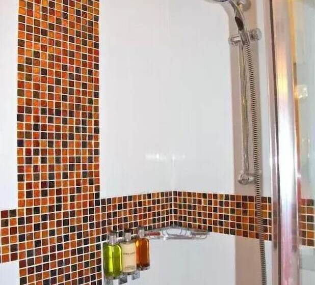 חדר משפחתי, Crompton Guest House