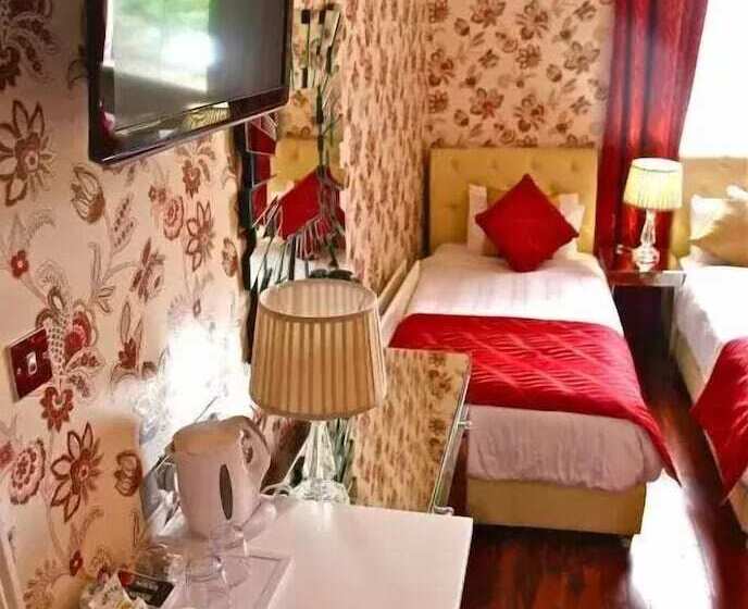 חדר משפחתי, Crompton Guest House
