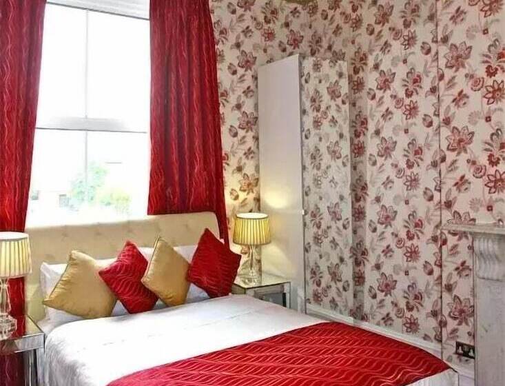 חדר משפחתי, Crompton Guest House