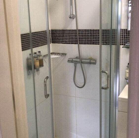 חדר משפחתי, Crompton Guest House