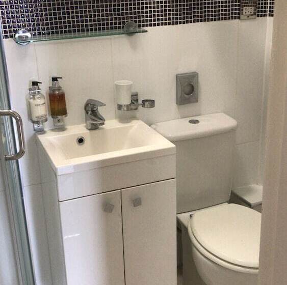 חדר משפחתי, Crompton Guest House