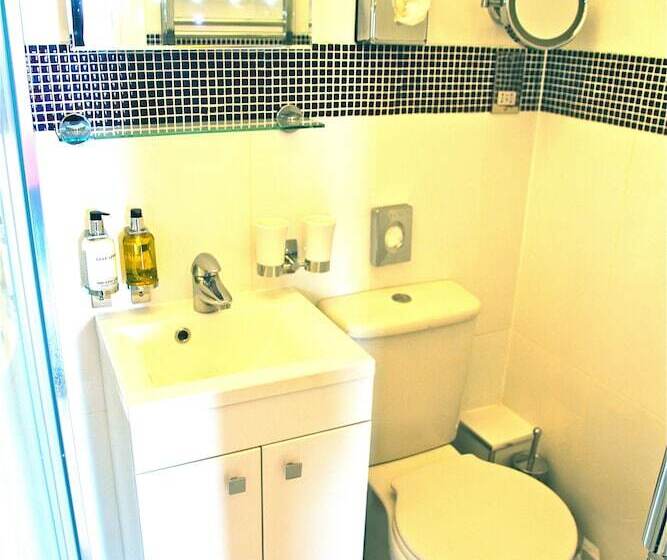 חדר משפחתי, Crompton Guest House