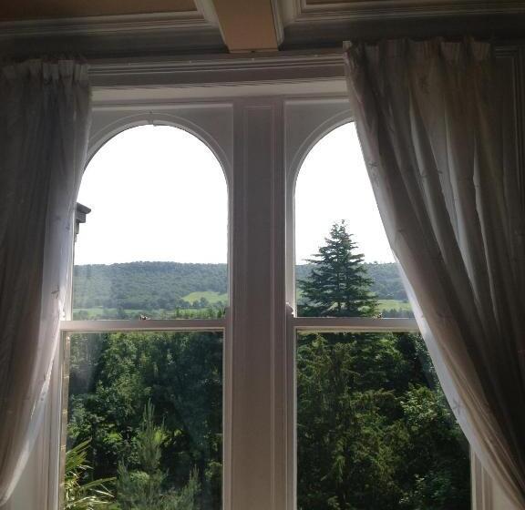 חדר סופריור, Harefield Hall