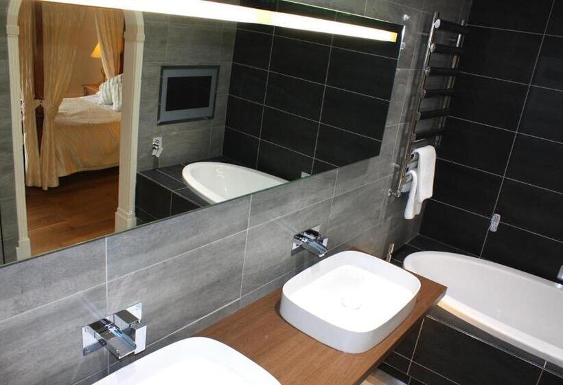 חדר סופריור, Harefield Hall