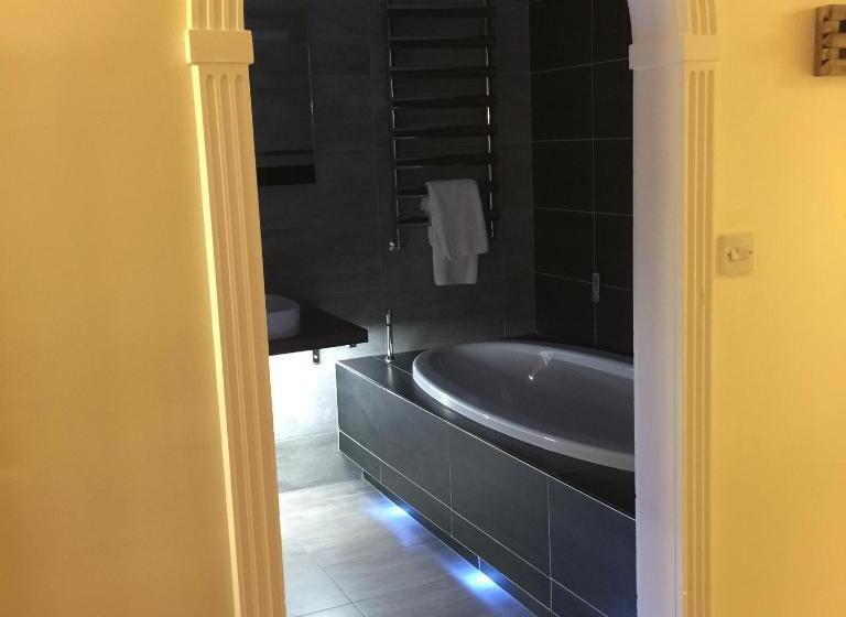 חדר סופריור, Harefield Hall