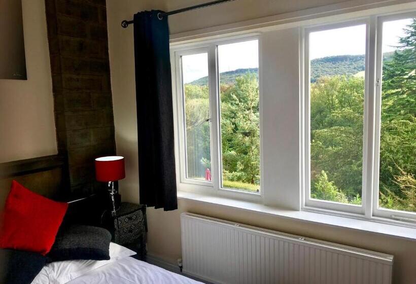 חדר בסיסי, Harefield Hall