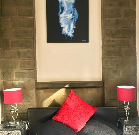 חדר בסיסי, Harefield Hall