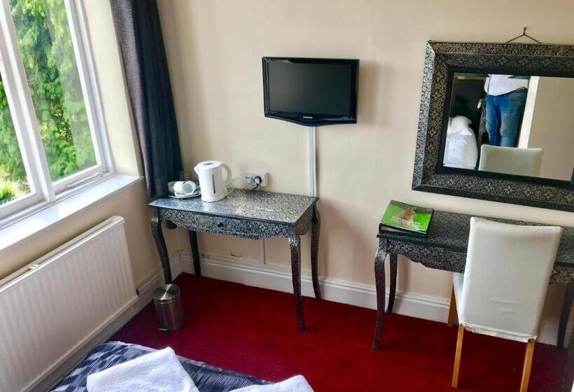 חדר בסיסי, Harefield Hall