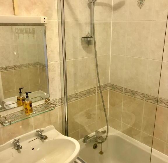 חדר בסיסי, Harefield Hall