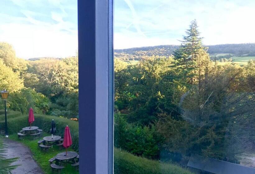 חדר בסיסי, Harefield Hall