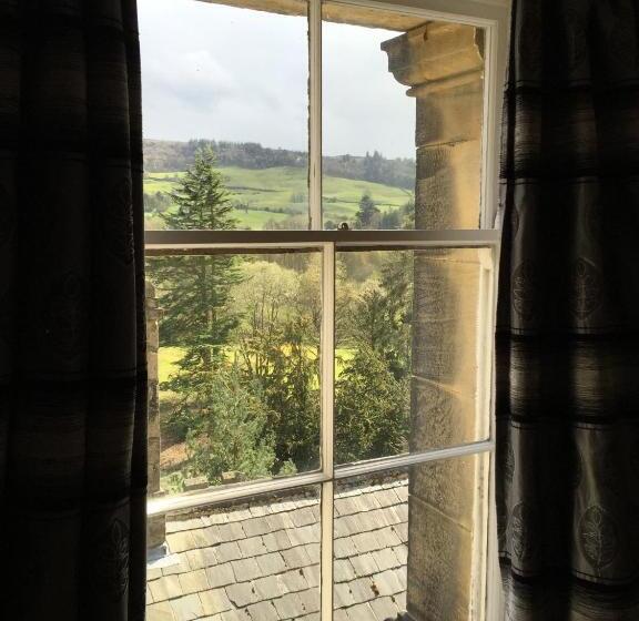 חדר בסיסי, Harefield Hall