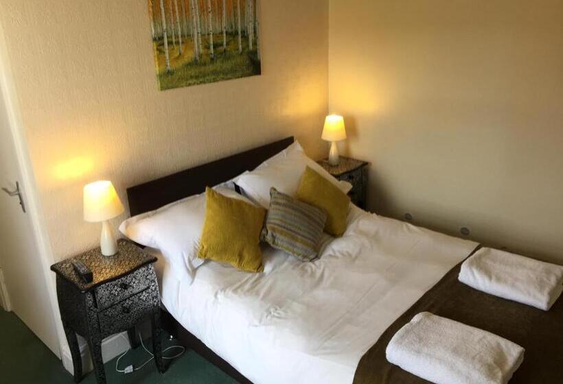 חדר בסיסי, Harefield Hall