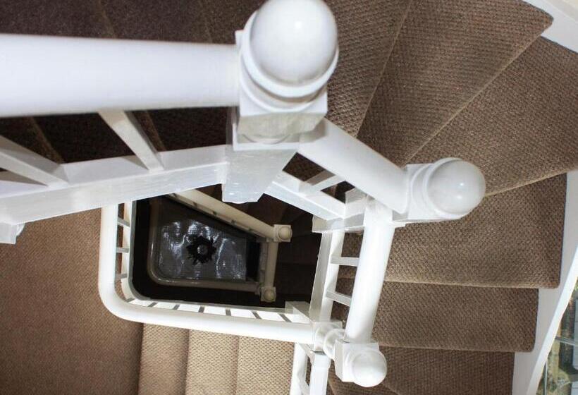 חדר בסיסי, Harefield Hall