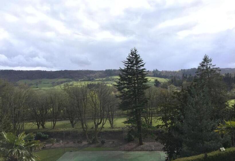 חדר בסיסי, Harefield Hall