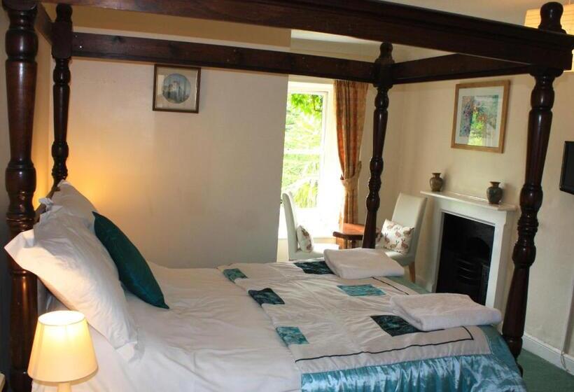 חדר בסיסי, Harefield Hall