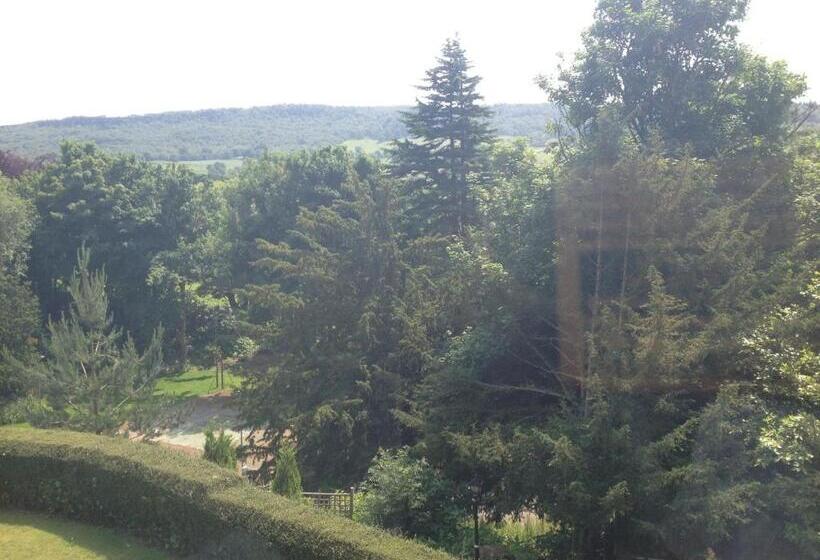 חדר בסיסי, Harefield Hall