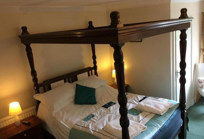 חדר בסיסי, Harefield Hall